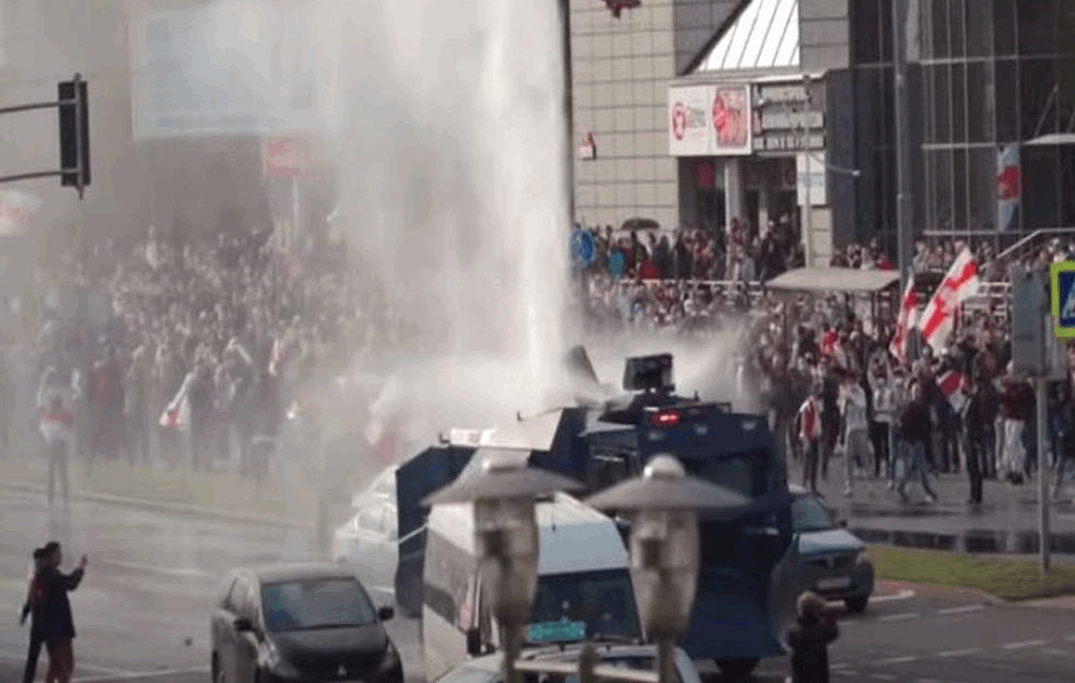 <span style='color:red;'><b>PROTESTI U MINSKU</b></span> NE JENJAVAJU: Policija vodenim topovima rasteruje demonstrante! (VIDEO)